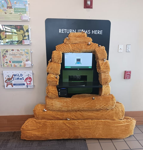 Beehive-shaped return machine with a screen inside a building